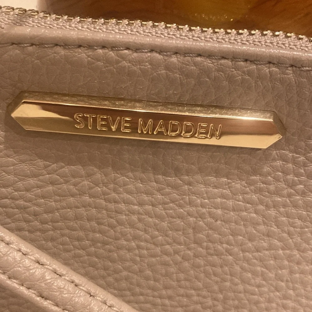 Steve Madden small vinyl